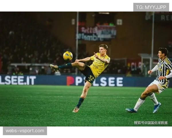 比赛花絮:萨索洛球员主罚角球时,对方门将球鞋意外脱落引发小插曲 比赛花絮:萨索洛球员主罚角球时,对方门将球鞋意外脱落引发小插曲